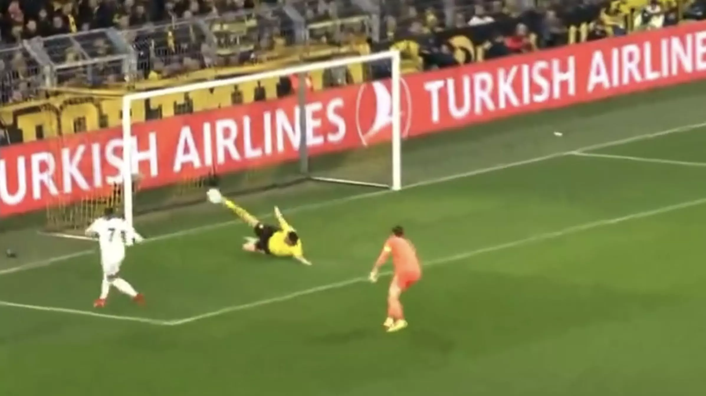 Сумасшедший сэйв Зюле после удара Килиана Мбаппе (ВИДЕО)